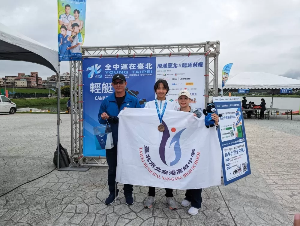 臺北市南港高中陳玟晴(中)在國女輕艇單人C1艇獲得一銅,會後與家人合影(臺北市政府教育局提供)。