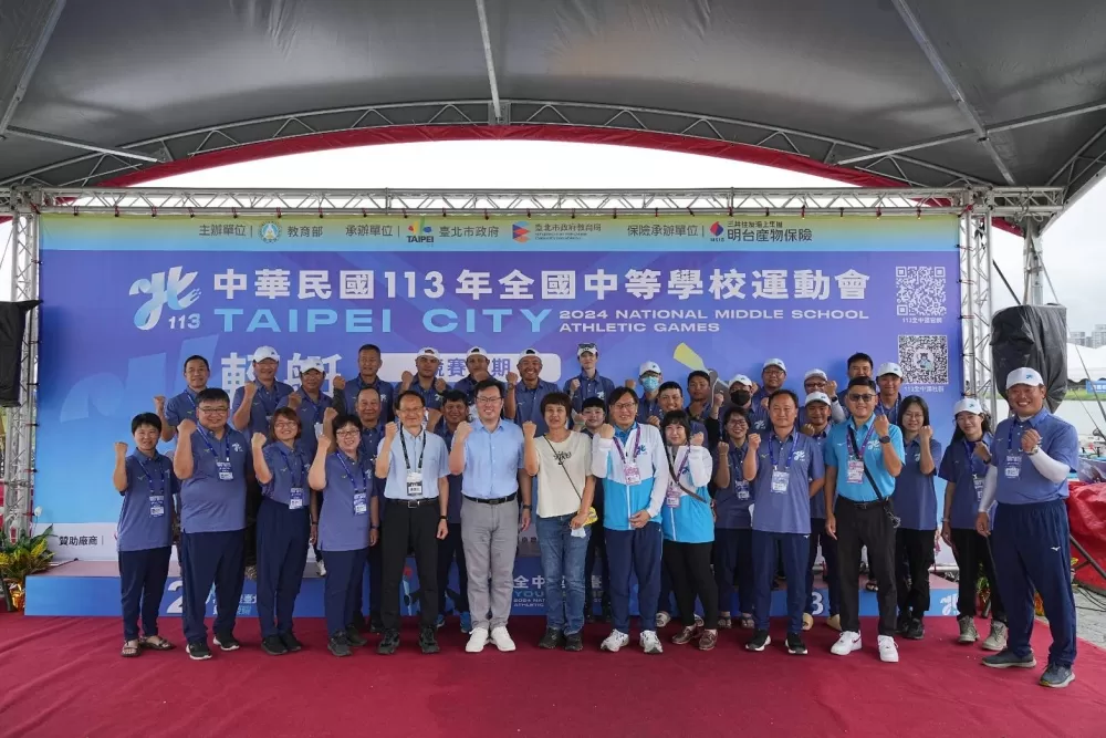 教育部體育署鄭世忠署長(前排左6)到場為選手加油,並且與裁判、工作人員合照(臺北市政府教育局提供)。