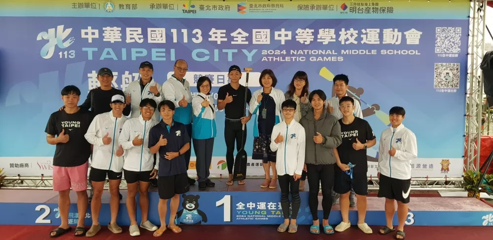 彭程浩(中)為育成高中摘下校史首面全中運男子輕艇金牌(臺北市政府教育局提供)。