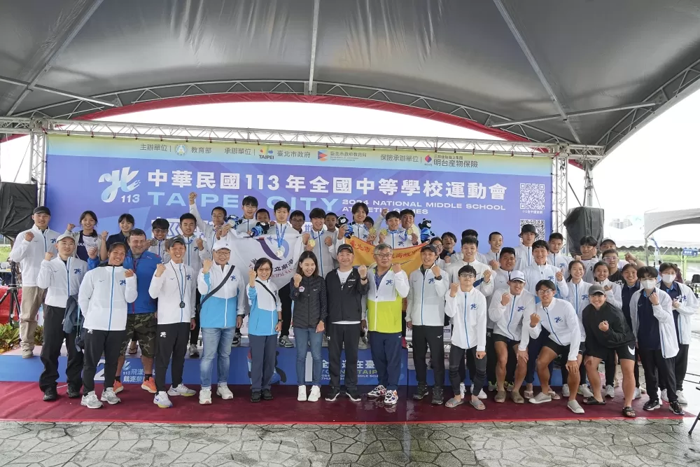 臺北市南港與育成兩高校在輕艇單日進帳3金,兩校全體開心大合照(臺北市政府教育局提供)。