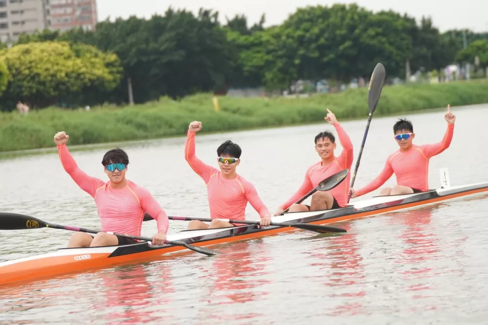 南港高中粉紅軍團壟斷高男組500公尺四人K艇(臺北市政府教育局提供)。