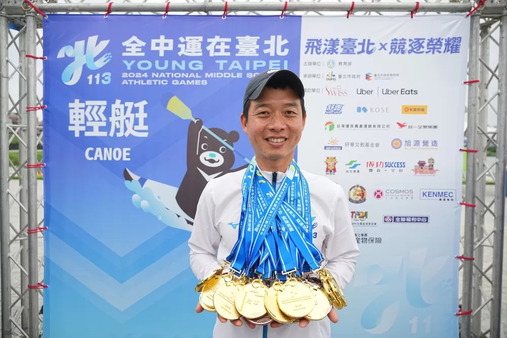 南港高中總教練余鑑紘喜捧7金(臺北市政府教育局提供)。