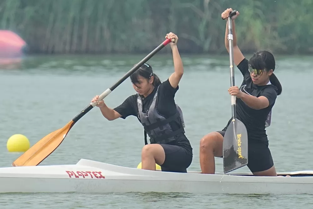 宜蘭吳沙國中江欣瞳(右)／黃瓊冉聯手奪下國女組200公尺雙人C艇金牌。（臺北市政府教育局提供）