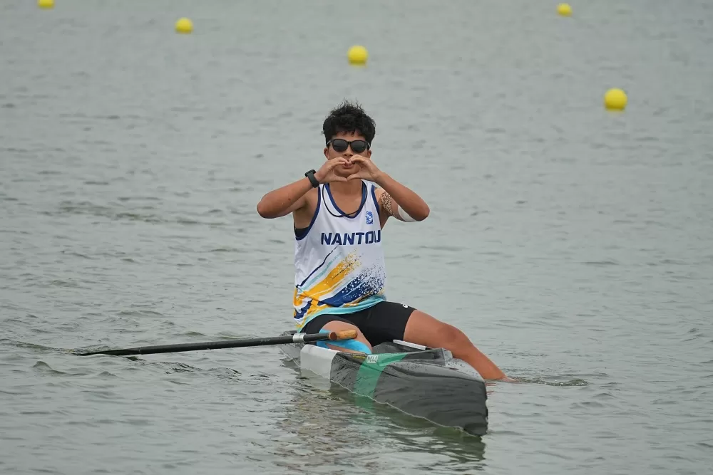 水里商工蔡舒涵奪金后跟天上阿公比愛心。（臺北市政府教育局提供）