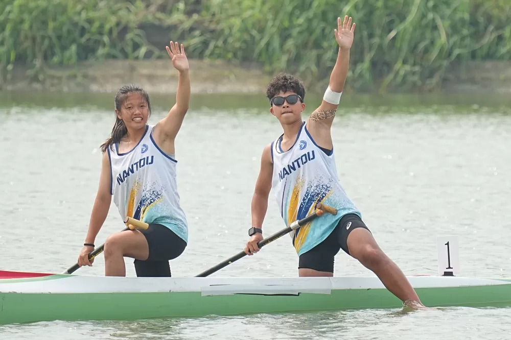 水里商工蔡舒涵(右)搭檔高一學妹何翌慈於200公尺雙人C艇摘金。（臺北市政府教育局提供）
