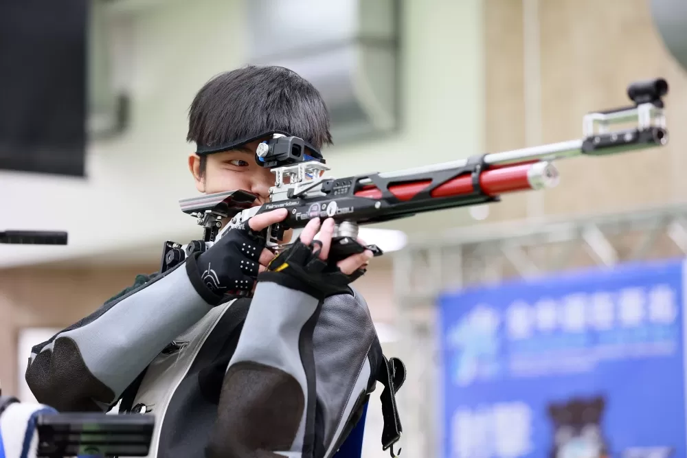 新北市林口高中陳建安奪下射擊高男10公尺空氣步槍金牌。（臺北市政府教育局提供）