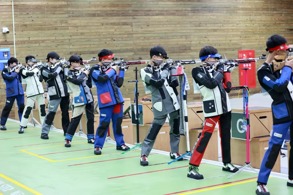 113年全中運射擊高男10公尺空氣步槍決賽競爭激烈。（臺北市政府教育局提供）