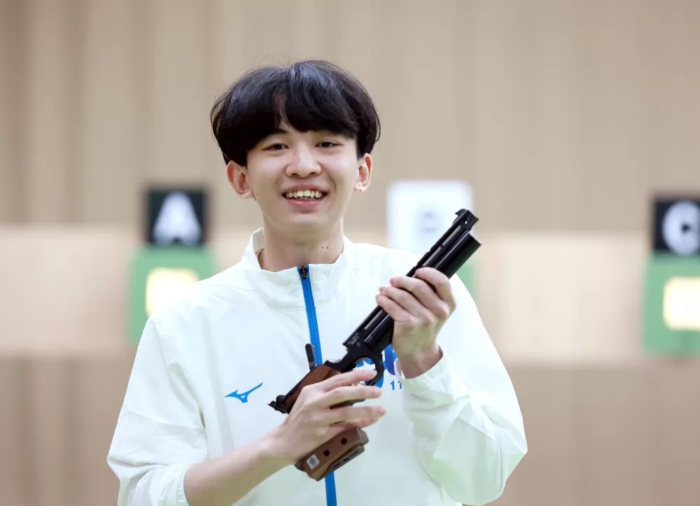 臺北市東山高中趙岑曄上個月才開完刀就順利奪金，他特別感謝教練幫忙他找回狀態。（臺北市政府教育局提供）