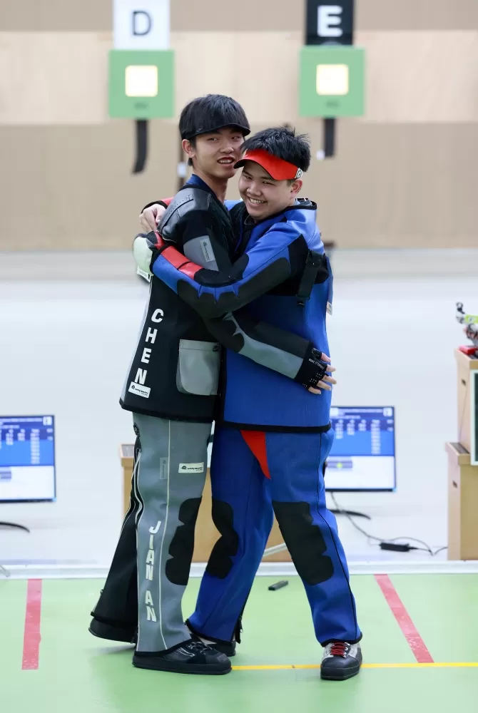 新北市林口高中陳建安(左)與麻吉同學楊子謙分別獲得射擊高男10公尺空氣步槍金銀牌（臺北市政府教育局提供）