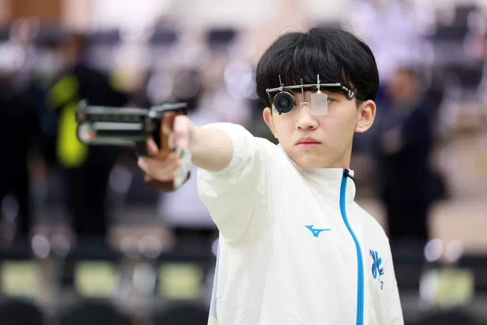 臺北市東山高中趙岑曄克服緊張射下金牌。（臺北市政府教育局提供）