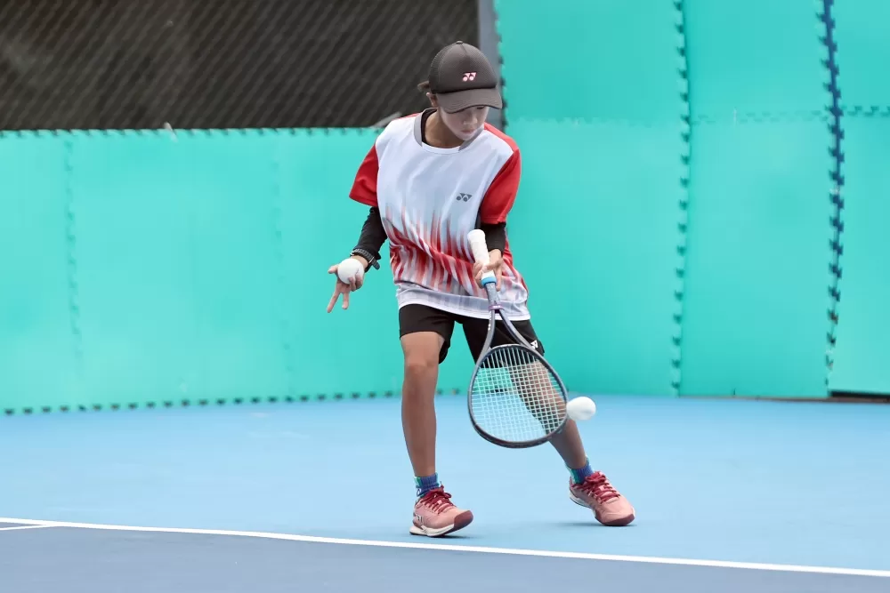 臺南市後壁國中唐子喬在混雙季軍賽以經典的再見發球獲勝。（臺北市政府教育局提供）