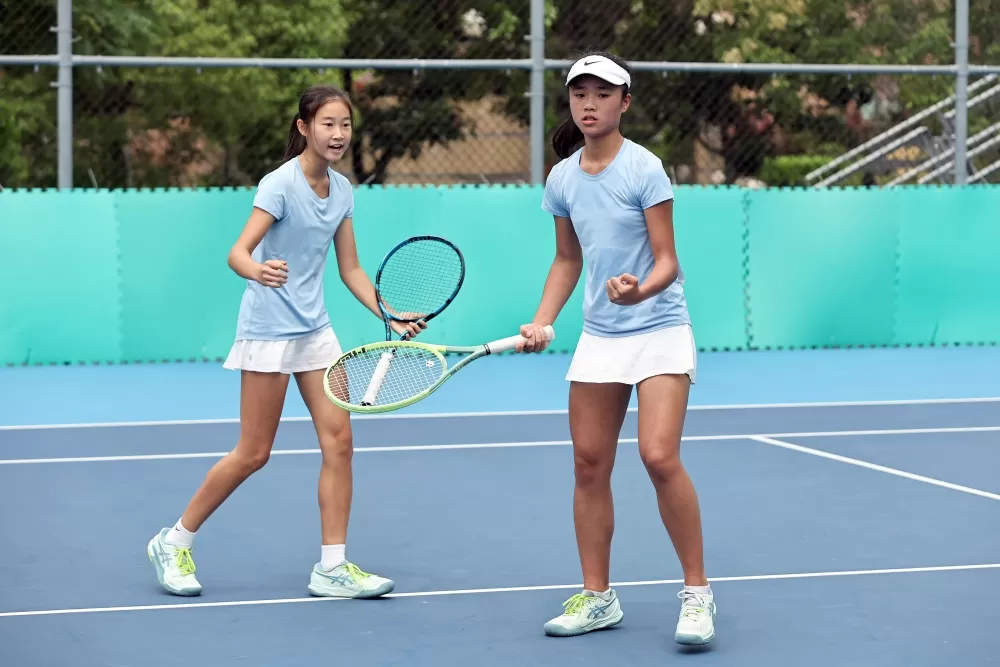 國女團體雙打臺北市至善國中花苡恩(左)及陳又維。(臺北市政府教育局提供)