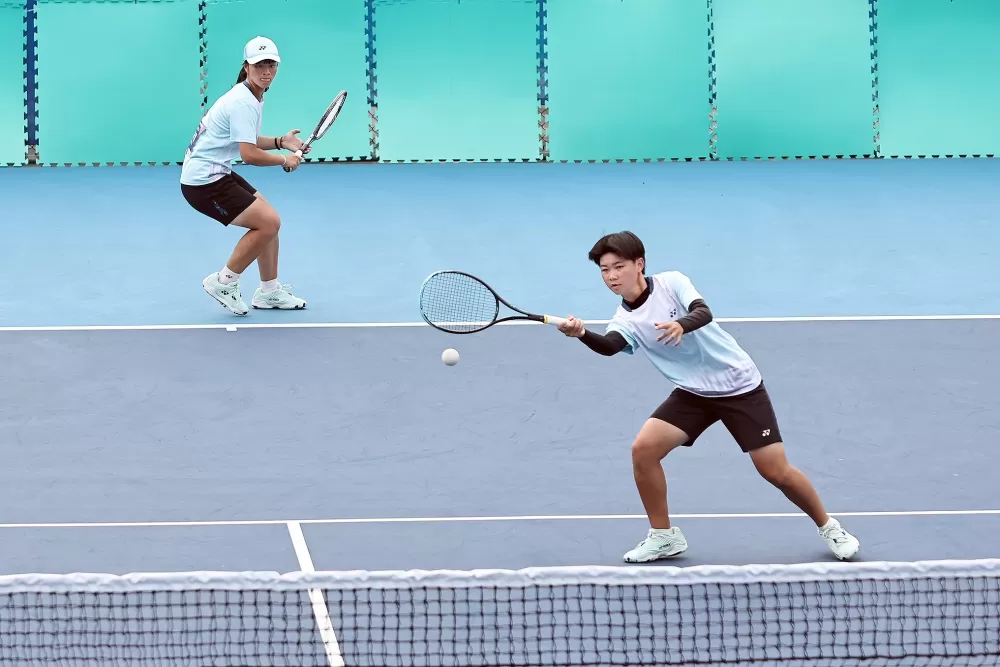 臺南市後壁國中陳筱雯(左)及張洧歆在團體女雙項目勝出。(臺北市政府教育局提供)