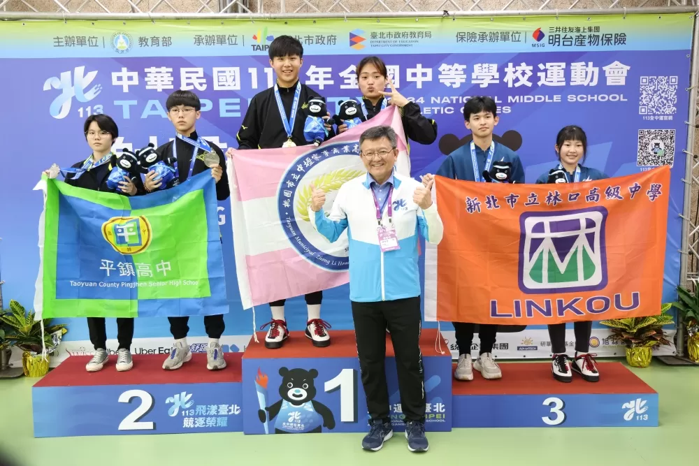 桃園市中壢家商的陳罄妍與王宣懿攜手贏得射擊高中10公尺空氣手槍混合金牌。(臺北市政府教育局提供）