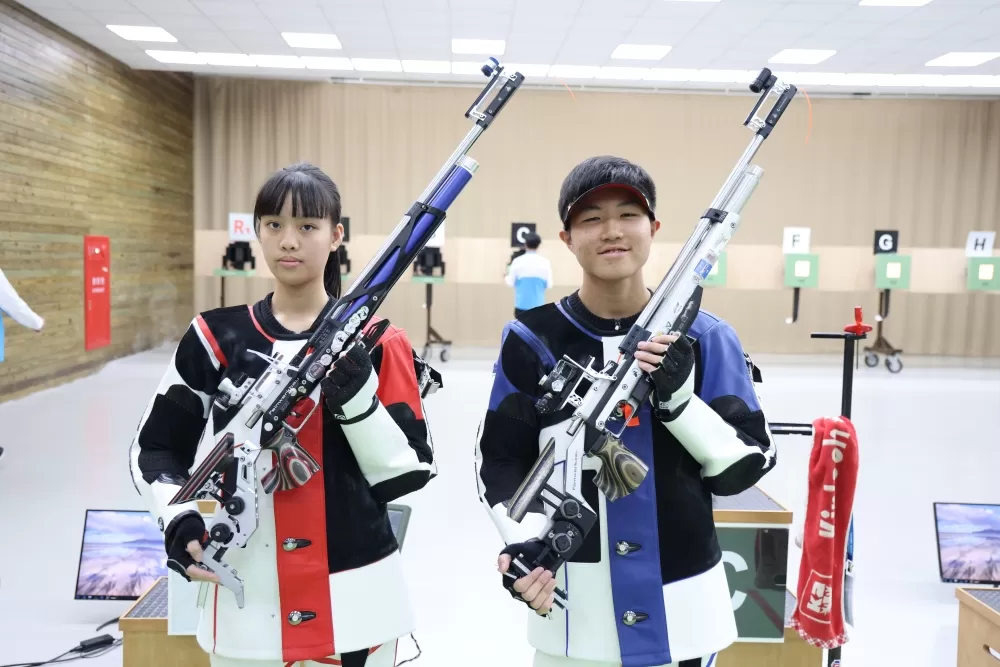 桃園市南崁高中張靜(左)、陳政宏獲得射擊國中10公尺空氣步槍混合金牌。(臺北市政府教育提供)