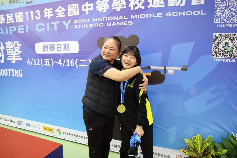 桃園市大崗國中廖可容(右)贏得射擊國女混合金牌後,與教練母親馬瑜梅歡喜擁抱。(臺北市政府教育局提供)