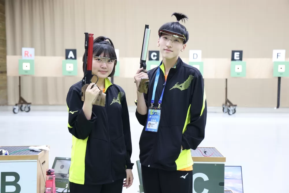 桃園市大崗國中廖可容(左)、劉志祥贏得國中組10公尺空氣手槍混合金牌。(臺北市政府教育提供）