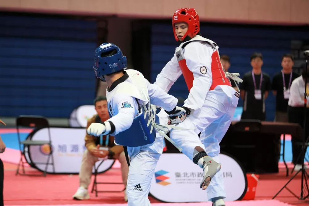 新北市永平高中陳彥升(右)獲得高男組87公斤級金牌,個人全中運首金。(臺北市政府教育局提供)