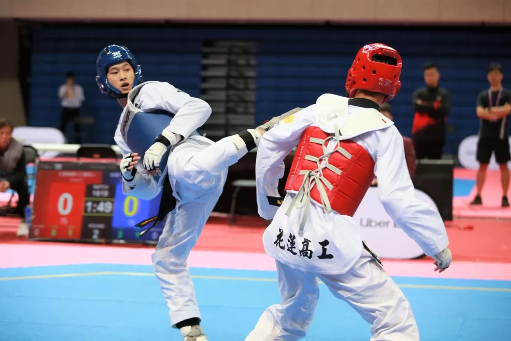 桃園市平鎮高中巫少輔（左）獲得高男組80公斤級金牌，衛冕成功。（臺北市政府教育局提供）