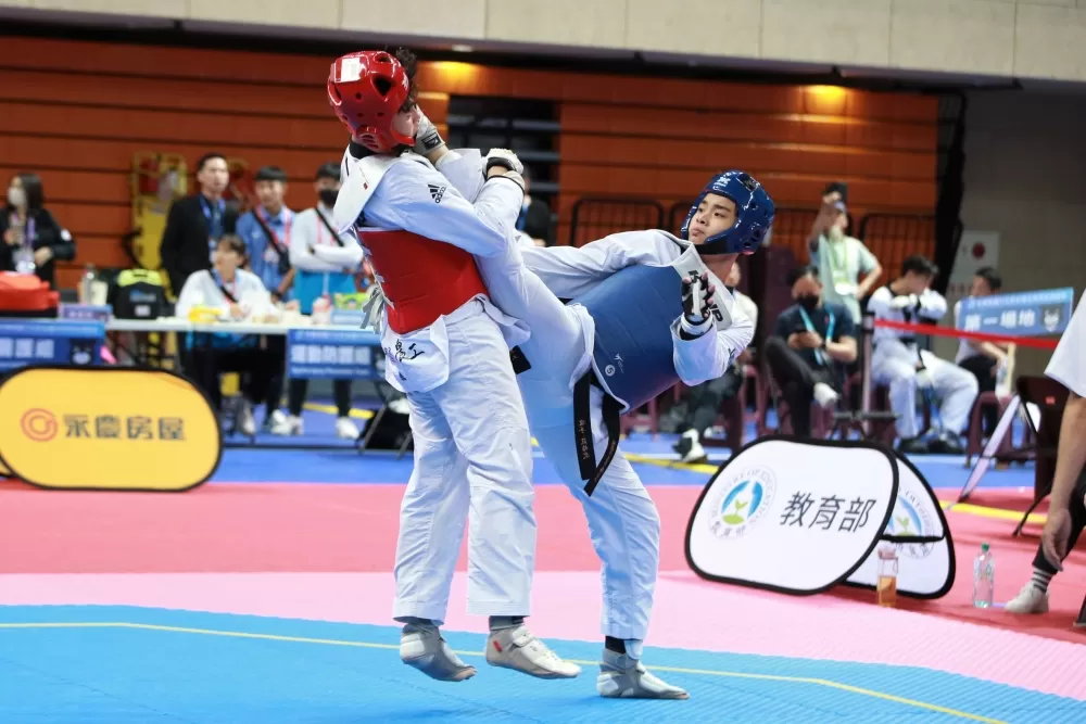 桃園市平鎮高中莊柏武（右）獲得高男組87公斤以上級金牌。（臺北市政府教育局提供）