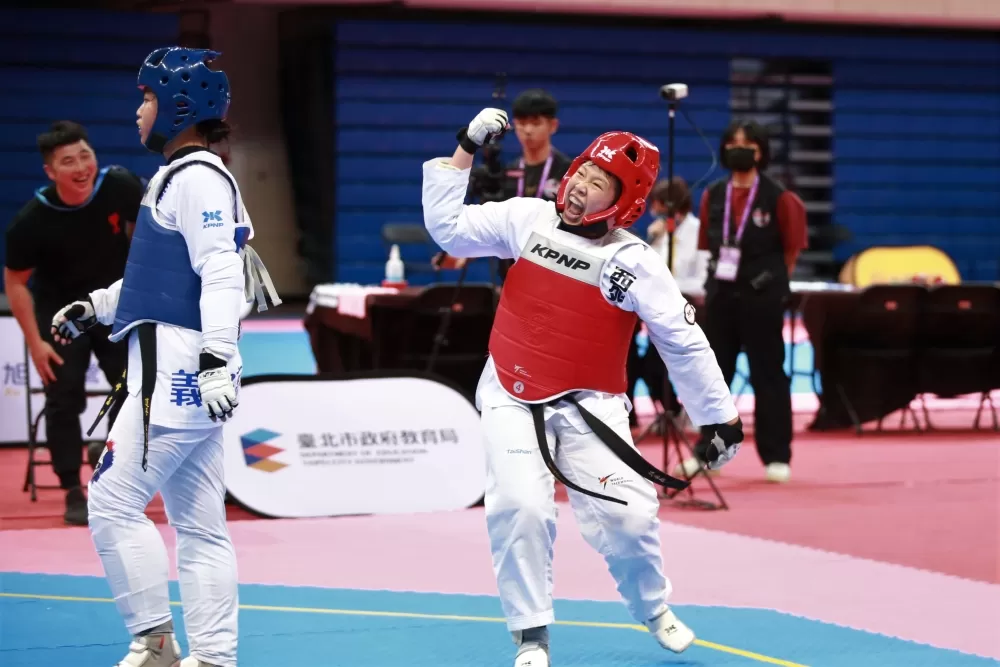 臺中市西苑高中陳沛綺獲得高女組73公斤以上級金牌,忍不住振臂歡呼!(臺北市政府教育局提供)