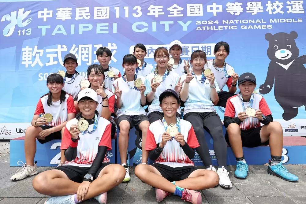 臺南市後壁國高中女網在團體賽奪金（臺北市政府教育局提供）