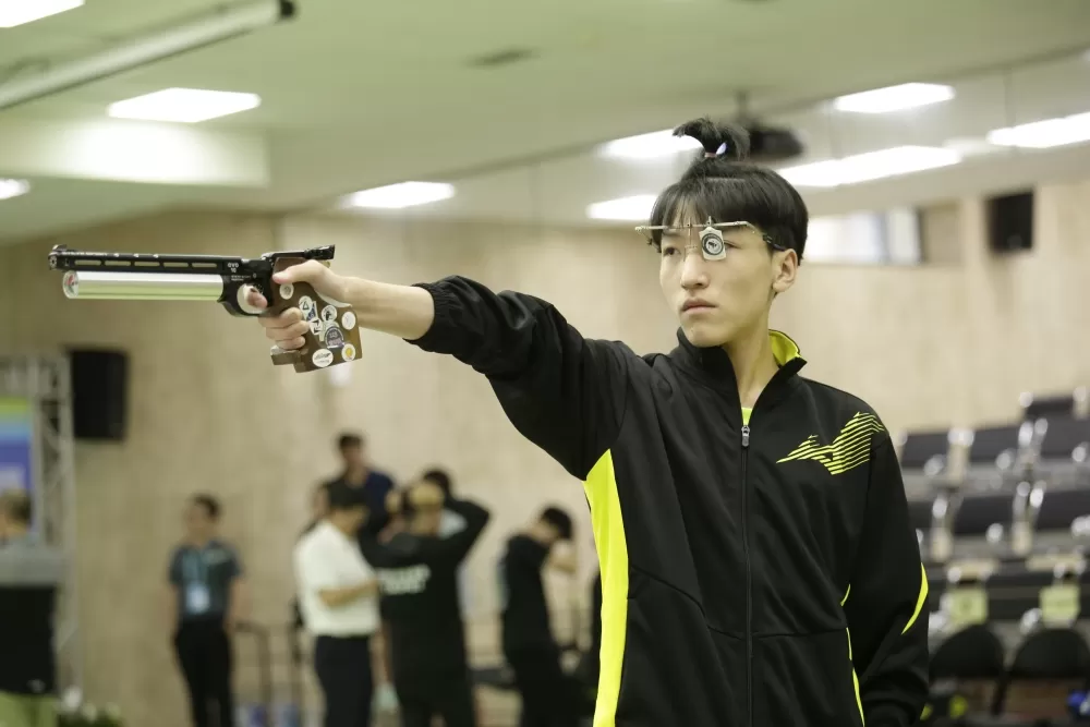 桃園市大崗國中劉志祥射下男子10公尺空氣手槍金牌。（臺北市政府教育局提供）