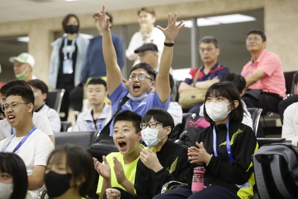 比賽戰況激烈，現場觀眾激動叫好。（臺北市政府教育局提供）