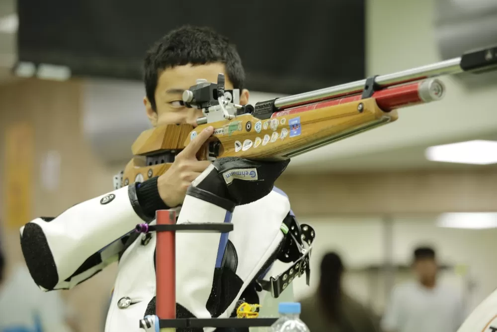 雲林縣林內國中趙佳葦奪得國中組男子10公尺空氣步槍金牌 。（臺北市政府教育局提供）