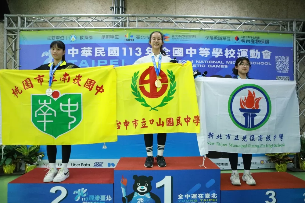 臺中市中山國中賴品亘（中）驚險奪得10公尺空氣步槍金牌。（臺北市政府教育局提供）