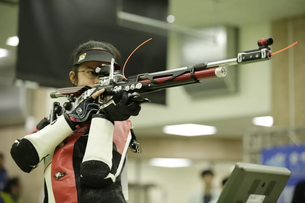 臺中市中山國中賴品亘射下10公尺空氣步槍金牌。（臺北市政府教育局提供）