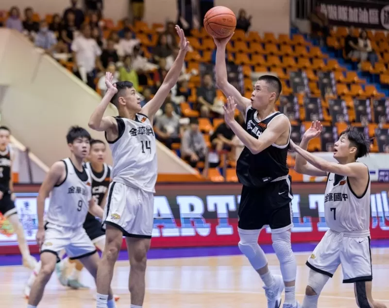 雙星金華黃佳翰(左)、明仁陳展維殺翻。