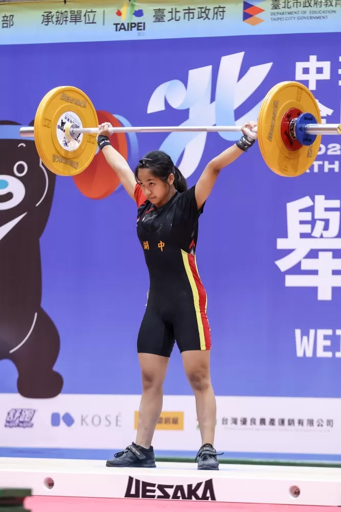 青年奧運國手高雄市湖內國中潘美金,在全中運舉重國女49公斤級順利摘下金牌。(臺北市政府教育局提供)