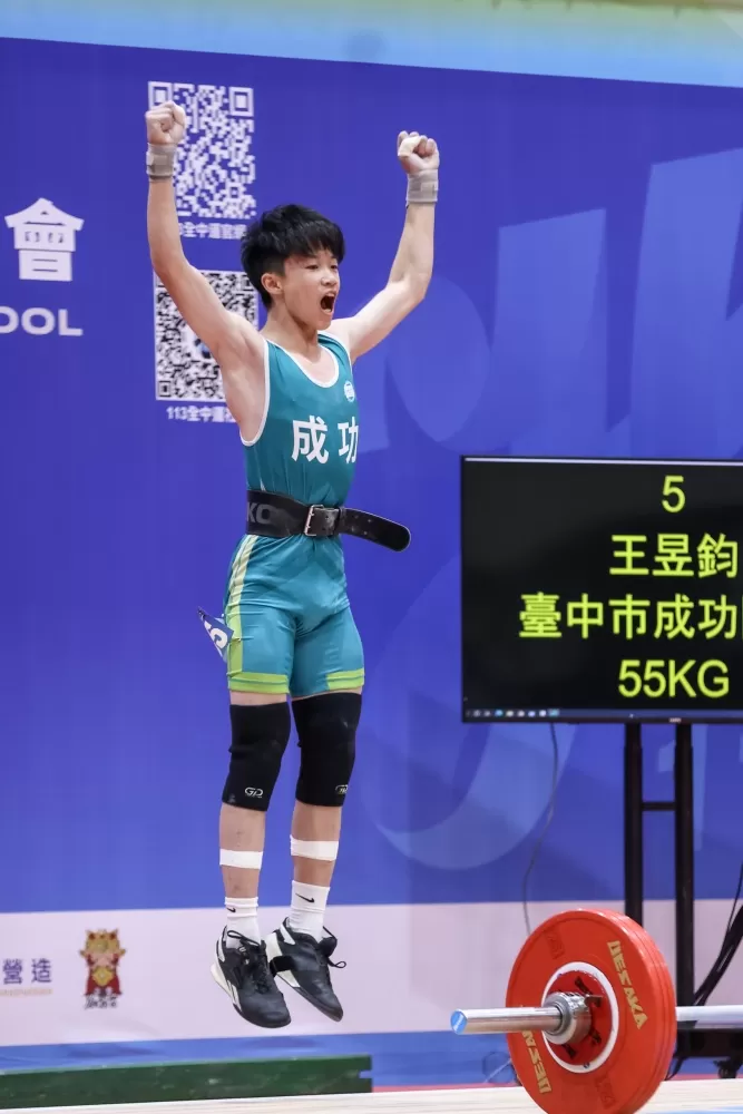 臺中市成功國中王昱鈞在全運會舉重項目國男55公斤級以抓舉80公斤、挺舉100公斤,總和180公斤「3破」大會紀錄,摘得金牌。(臺北市政府教育局提供)