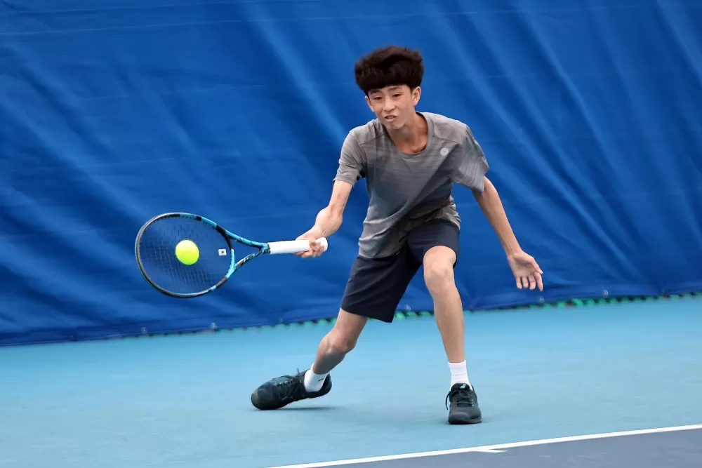 臺北市至善國中胡奕勝在國男團八強賽關鍵第三點單打拿下勝利。（臺北市政府教育局提供）