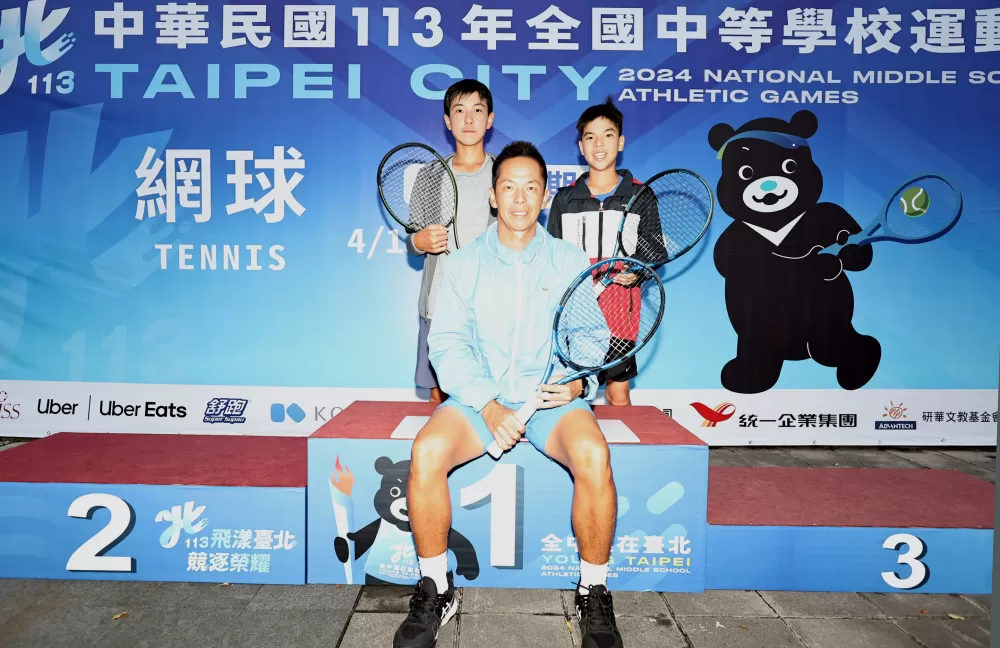 前國手蔡佳諺（前）和兩個兒子蔡鎧丞（後左）、蔡秉寰（後右）。（臺北市政府教育局提供）