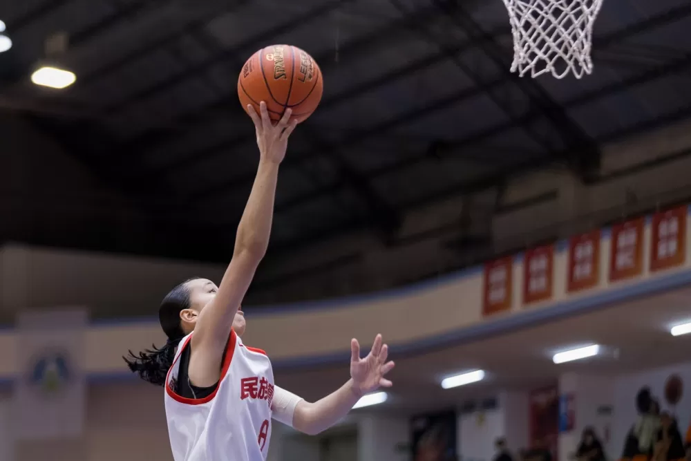 民族張雨曈15分15籃板「雙十」。