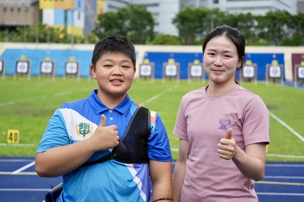 彭家楙(右)與平鎮學妹張純嘉合影。(臺北市政府教育局提供)