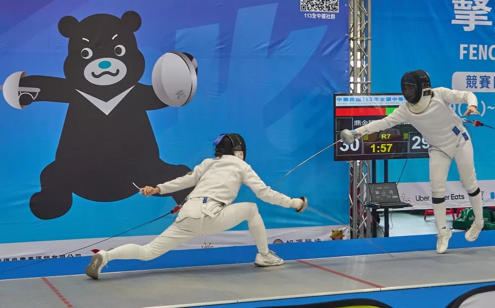 國中女子銳劍高雄市鼎金國中對決臺北市中正高中（臺北市政府教育局提供）。