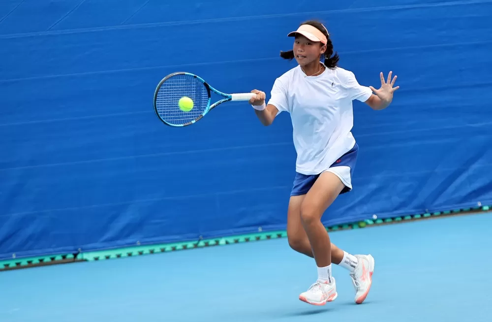 臺北市新興國中江采蓉在國女團準決賽第一點單打勝出。(臺北市政府教育局提供)