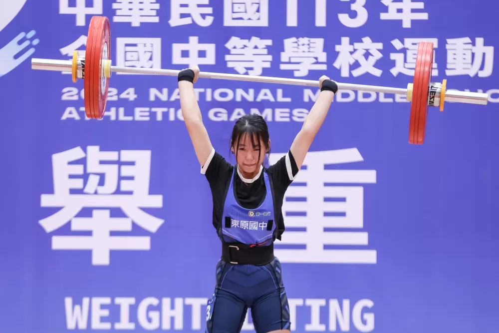 臺南市東原國中黃秀玉在全中運舉重國女55公斤級摘金。(臺北市政府教育局提供)