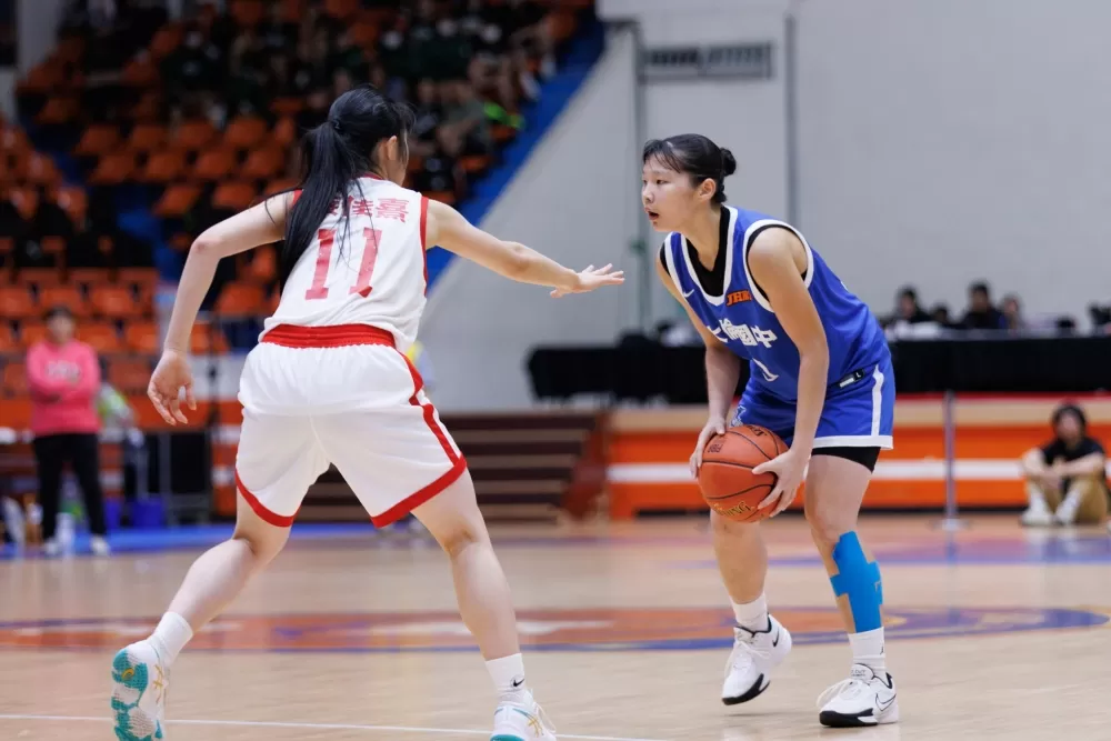 大倫彭郁婷（右）摃上懷生蔡佳熹。