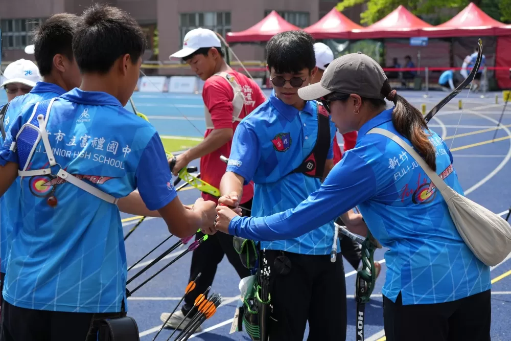 富禮拿下男團金牌，邱鈺森（中）箭齡僅短短1年。（臺北市政府教育局提供）