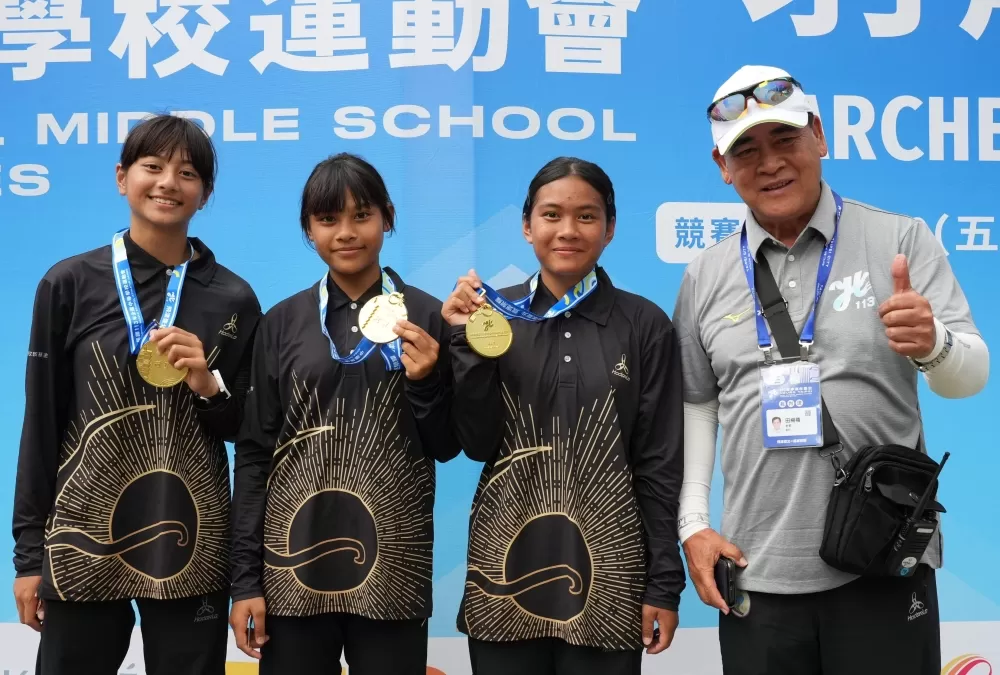 玉里國中堂姐妹高卉唐(左起)、高楚涵、高秀梅奪金。（臺北市政府教育局提供）