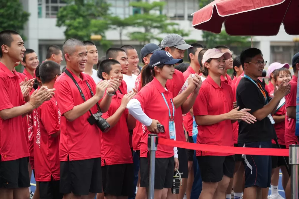 明德高中加油團聲勢浩大。（臺北市政府教育局提供）