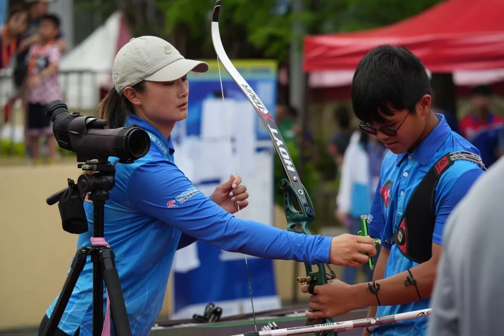 林詩嘉（左）回母校任教。