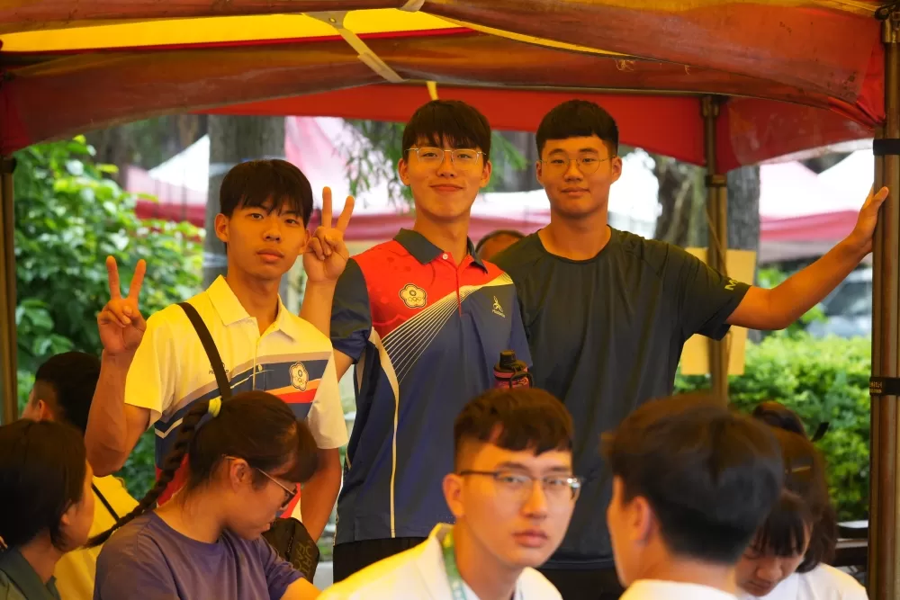 成都世大運銀牌張譯中（中）來全中運替三和國中學弟加油。（臺北市政府教育局提供）