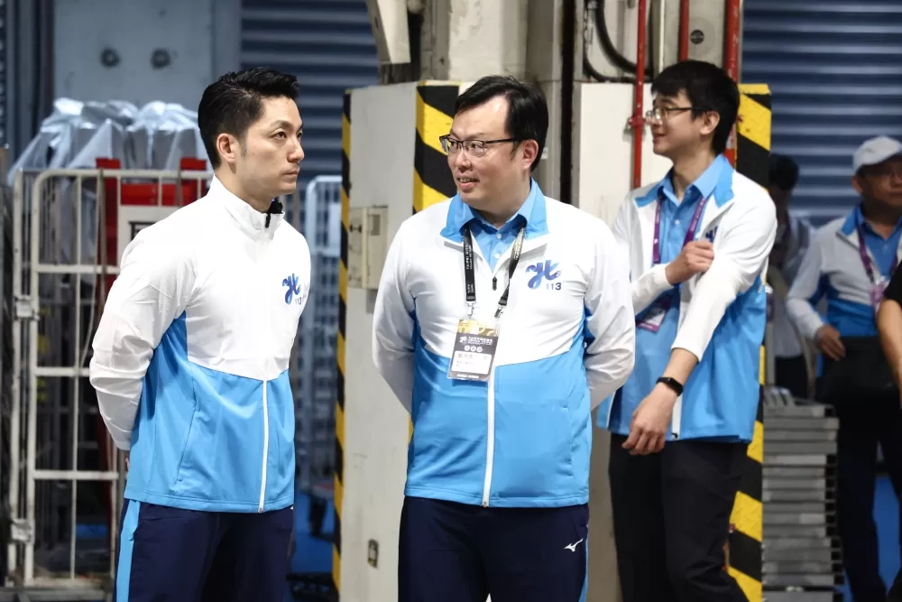 臺北市長蔣萬安(左)和體育署署長鄭世忠。（臺北市政府教育局提供）