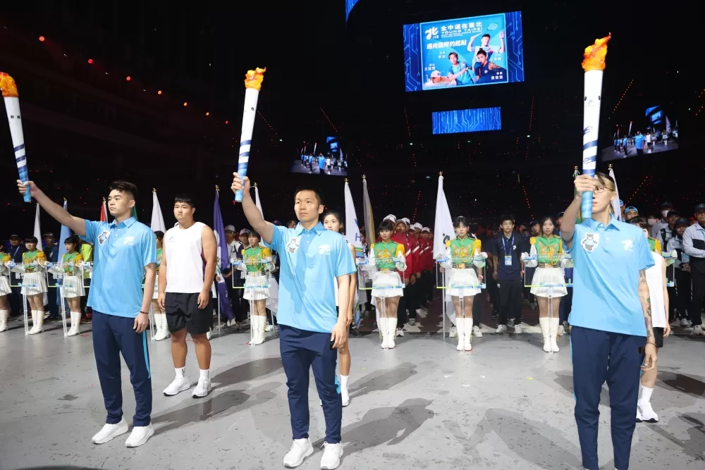 東奧國手王齊麟(前排左起)、李洋、黄筱雯引領全中運聖火進場。(臺北市政府教育局提供)