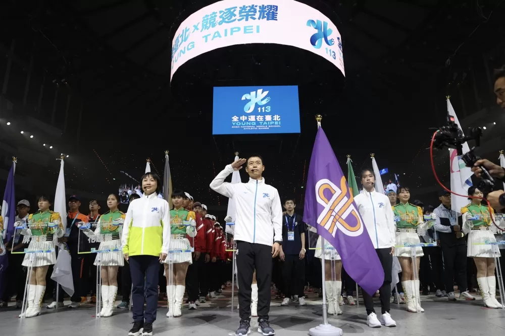 運動員宣誓代表由112年全中運高女組田徑400公尺金牌的柳辰諭(前排右)擔任。（臺北市政府教育局提供），